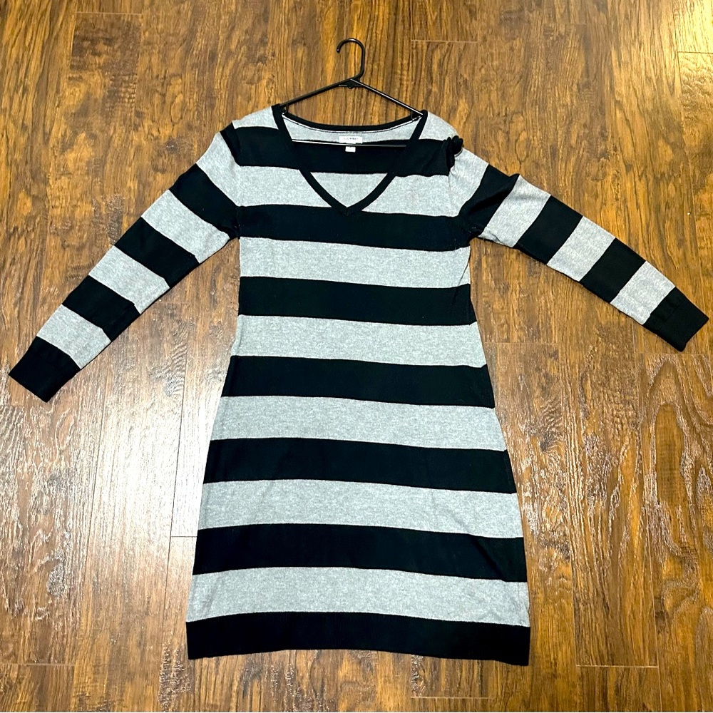 Old Navy black & gray knee-length sweater dress, size L